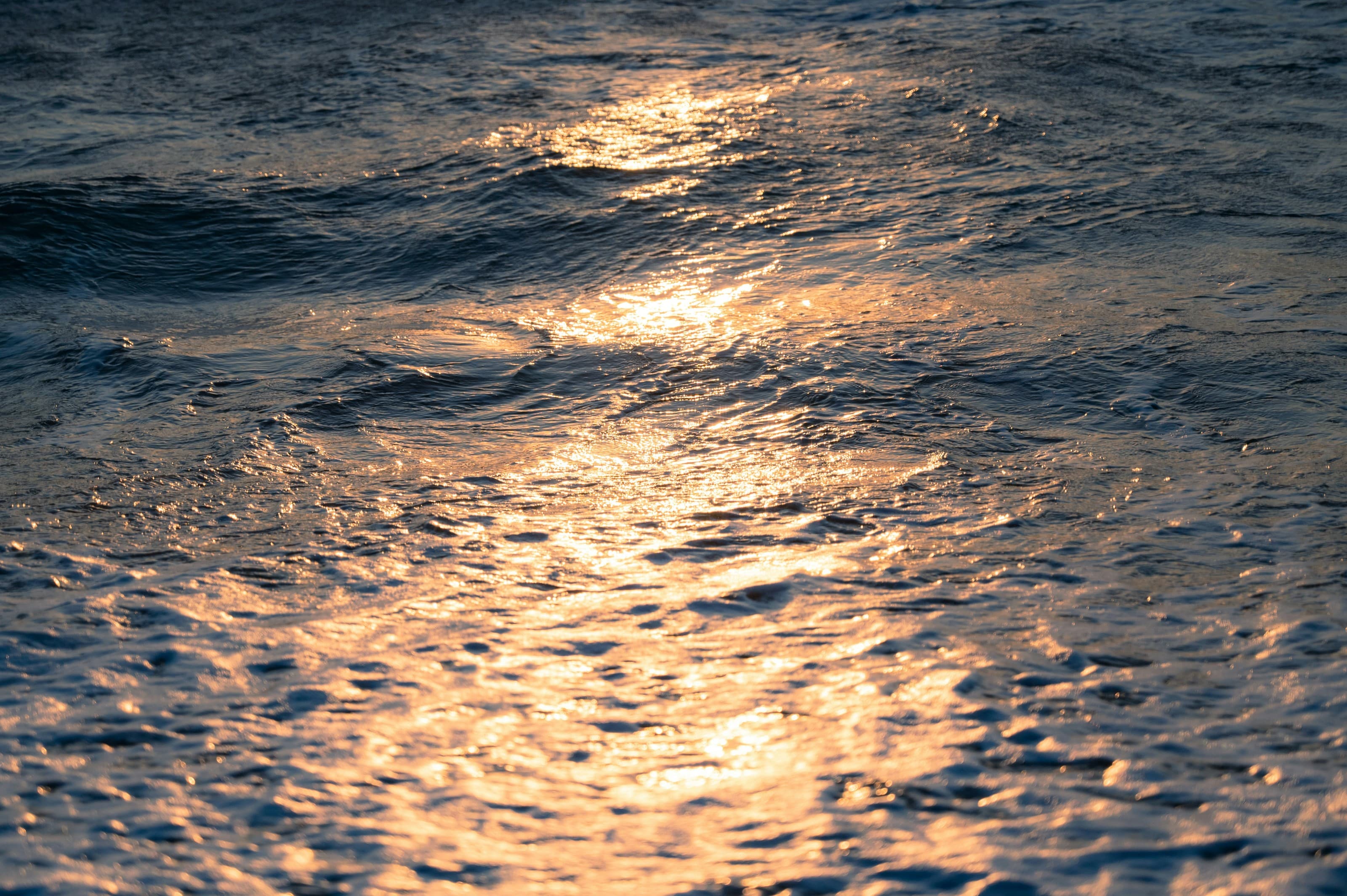 Reflejos suaves de luz sobre el mar en calma.
