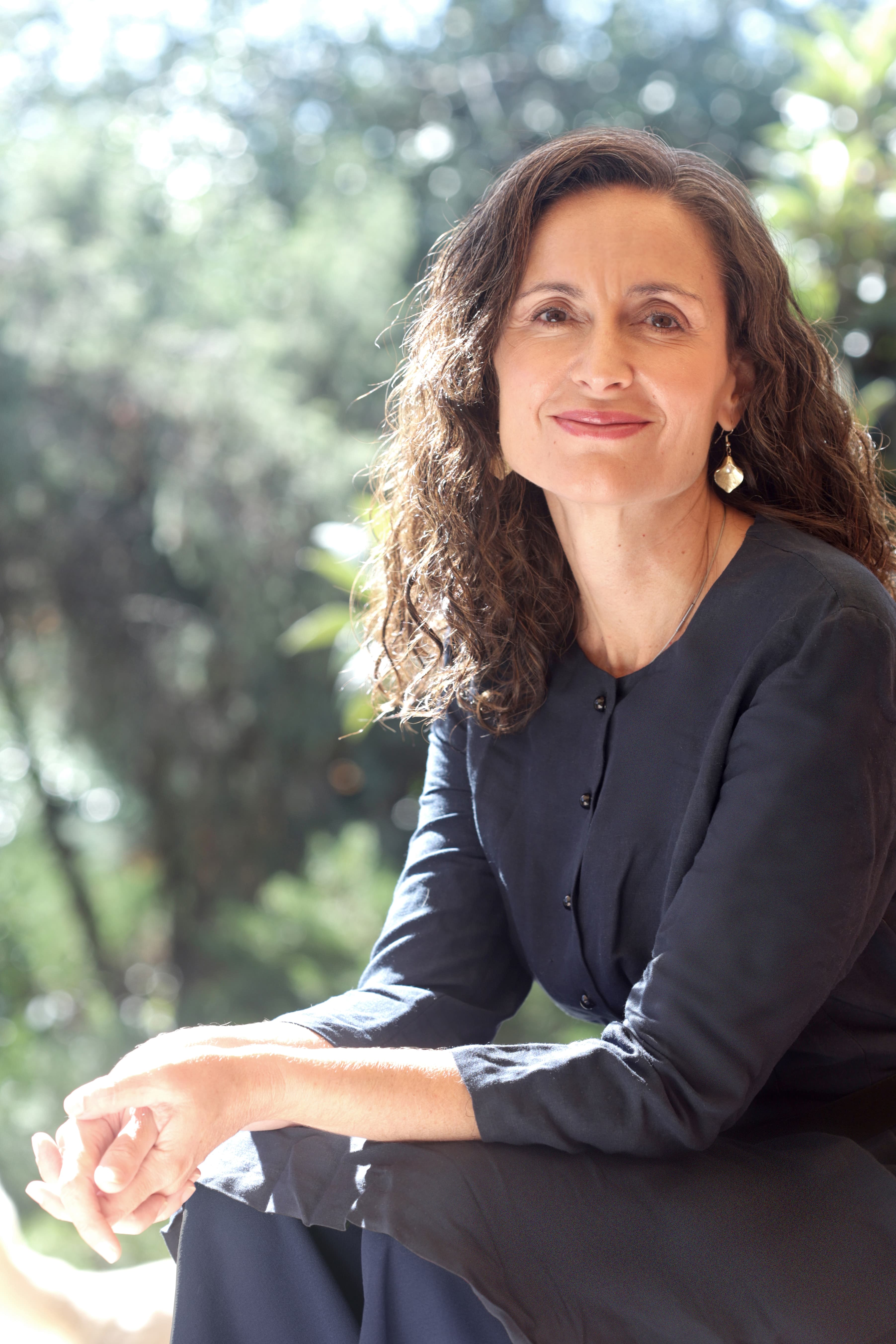 Ainhoa Azócar Ormazábal sentada con luz natural.